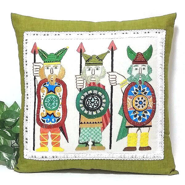 兵隊さんの刺繍のクッションカバー