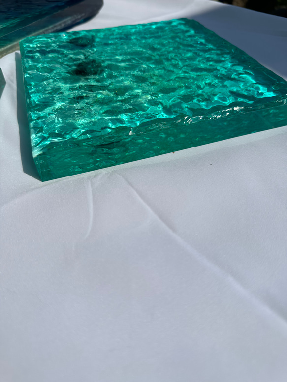 週末セール！現物有ります！　インテリアアート　アクセサリートレイ　雨の波紋　エメラルドグリーンの海とペアのカメ 5枚目の画像
