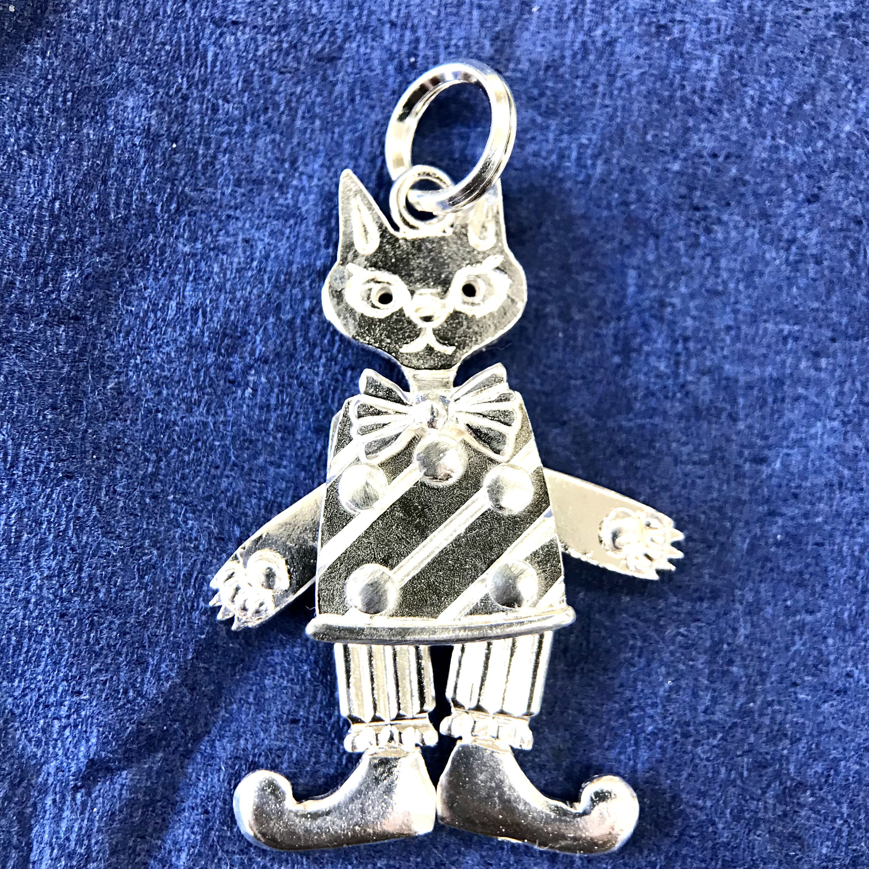 ネコペンダントTsun(ツン)・ポーズを変えてもへそ曲がりの猫