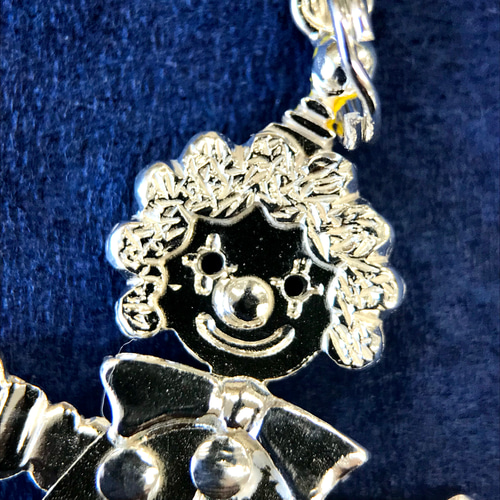 ピエロのLino(リーノ)シルバーペンダント・ポーズを決めて楽しそう  