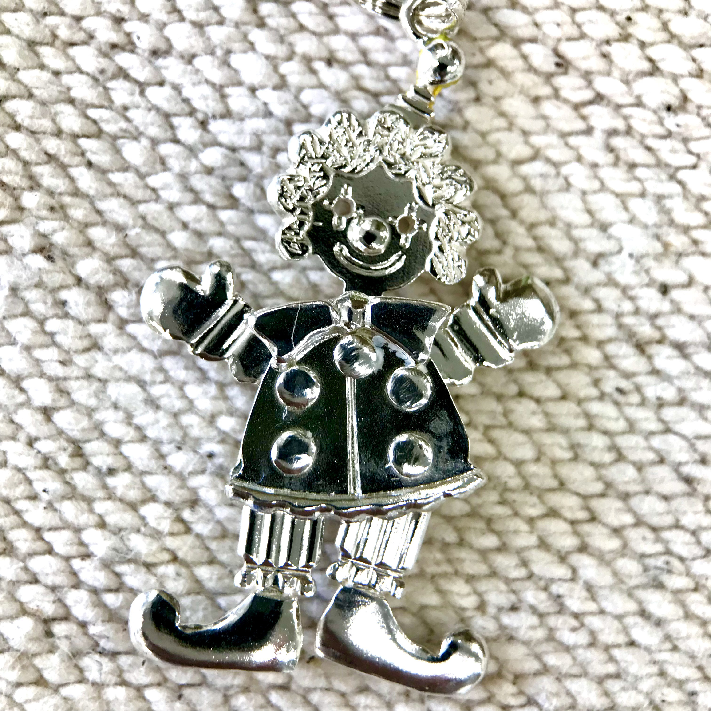 ピエロのLino(リーノ)シルバーペンダント・ポーズを決めて楽しそう！