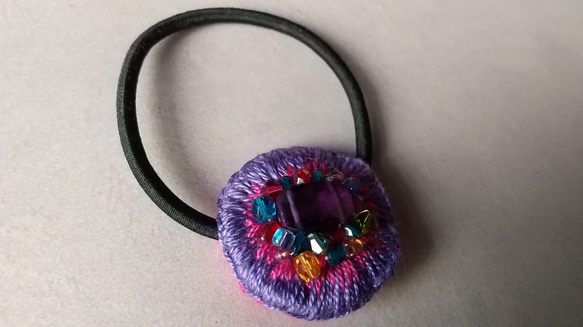 ビーズ刺繍ヘアゴム  紫色ジルコニア 2枚目の画像