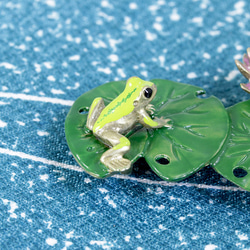 帯留（黄銅）ひつじ草に蛙／てんとう虫・テントウムシ 2枚目の画像