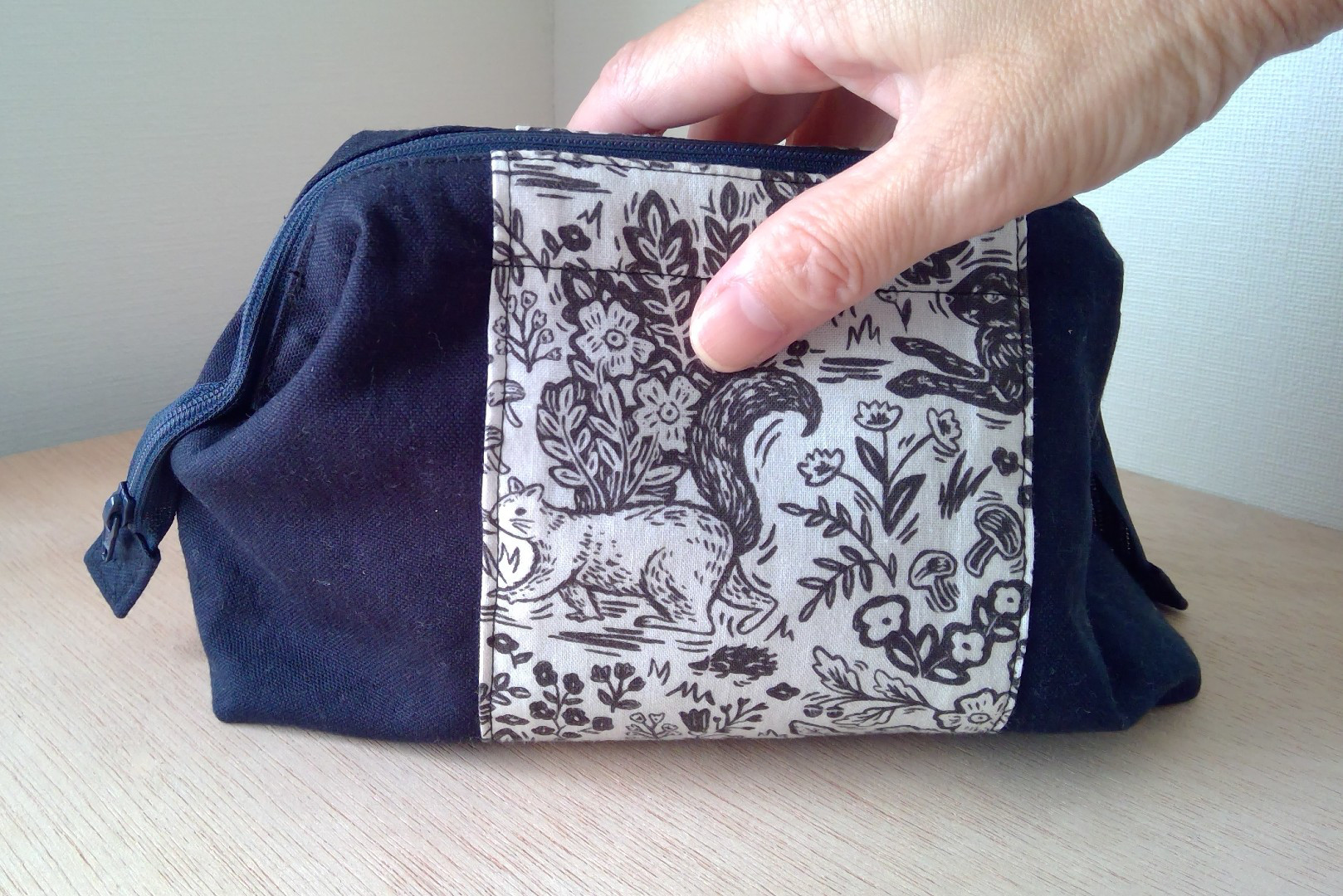 花と動物柄 モノトーン 帆布切り替えワイヤー口金ポーチ