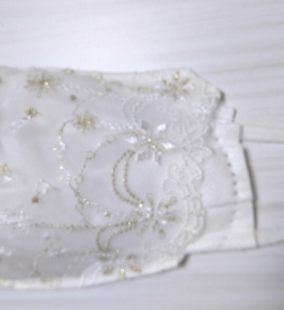 【送料込み】 不織布マスクカバー オフホワイト レース キラキラ 雪の結晶 ゴールド刺繍  クリスマス ブライダル 3枚目の画像
