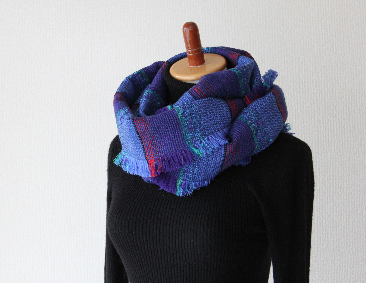 《スタイリッシュブルー》フリンジ付きウール手織りスヌード　ブルー×レッド/プレゼント/秋冬