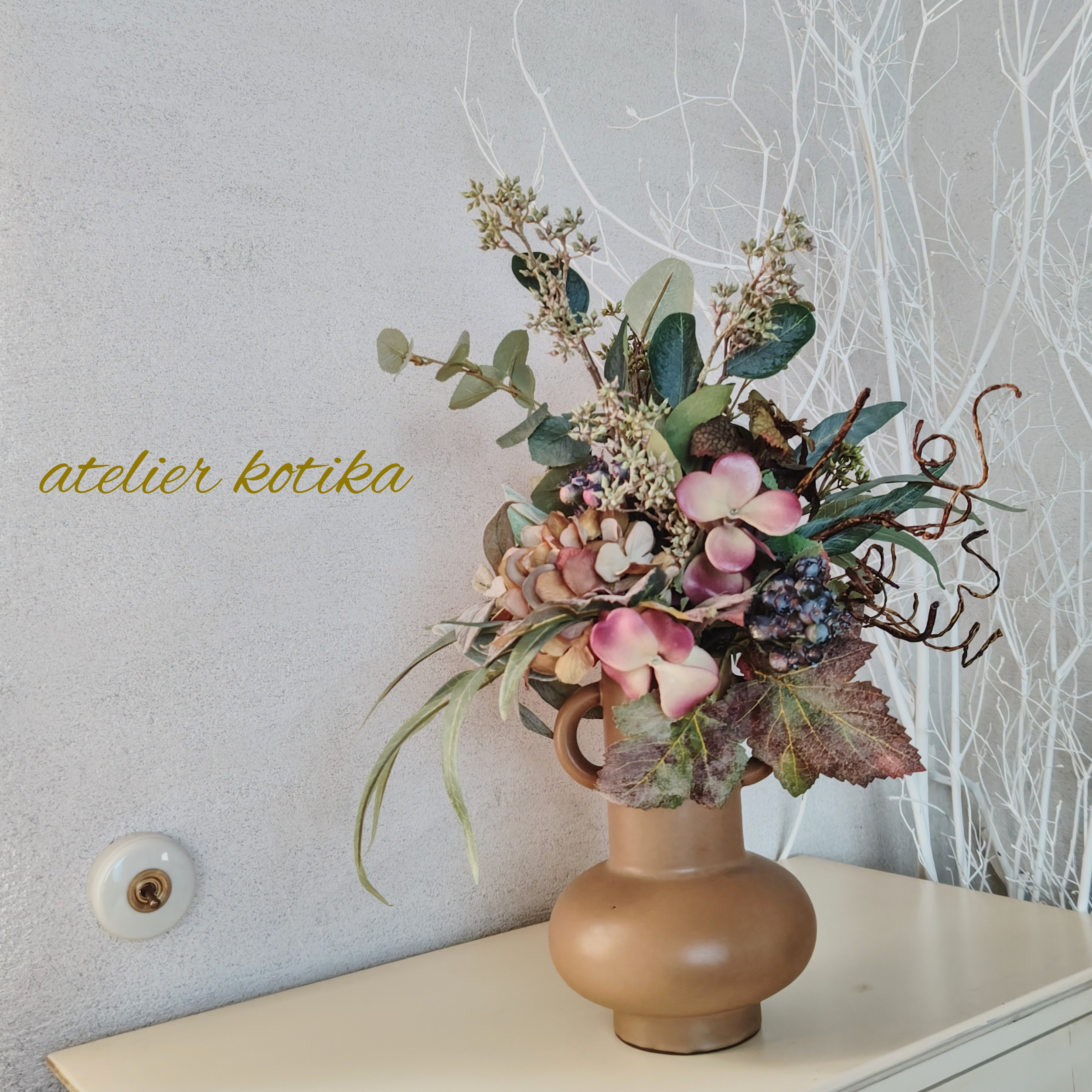 アーティフィシャルフラワーの秋色アレンジメント♪♪（ブラウングレーアジサイ）