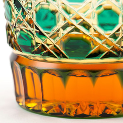 江戸切子　琥珀色緑被せクリスタルガラス酒グラス 5枚目の画像