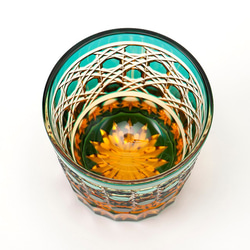 江戸切子　琥珀色緑被せクリスタルガラス酒グラス 4枚目の画像