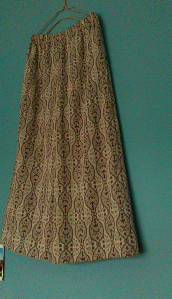 着物リメイク　ワイドストレートパンツ　ベージュ　エスニック調柄　シルク　フリーサイズ 2枚目の画像