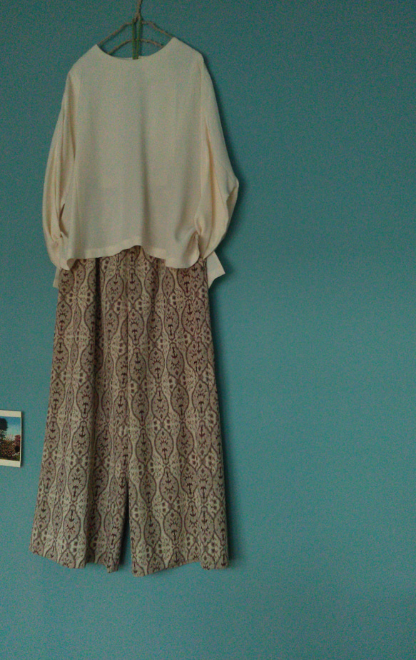 着物リメイク　ワイドストレートパンツ　ベージュ　エスニック調柄　シルク　フリーサイズ 7枚目の画像