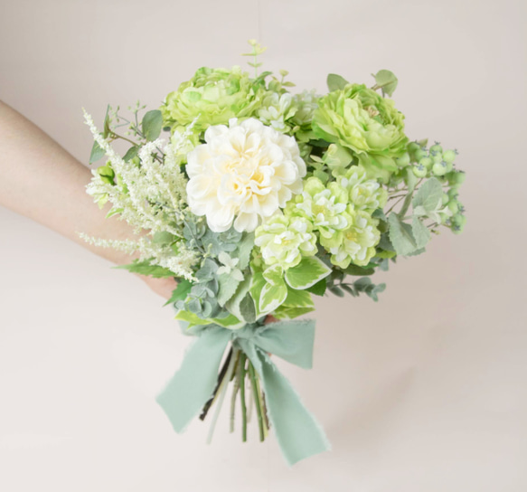 【ウェディングブーケ】ナチュラルグリーン、白いダリアが印象的なクラッチブーケ　造花　前撮り　お色直し　カラードレス  I1536312748(11700円)