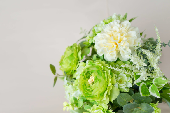 【ウェディングブーケ】ナチュラルグリーン、白いダリアが印象的なクラッチブーケ　造花　前撮り　お色直し　カラードレス 3枚目の画像