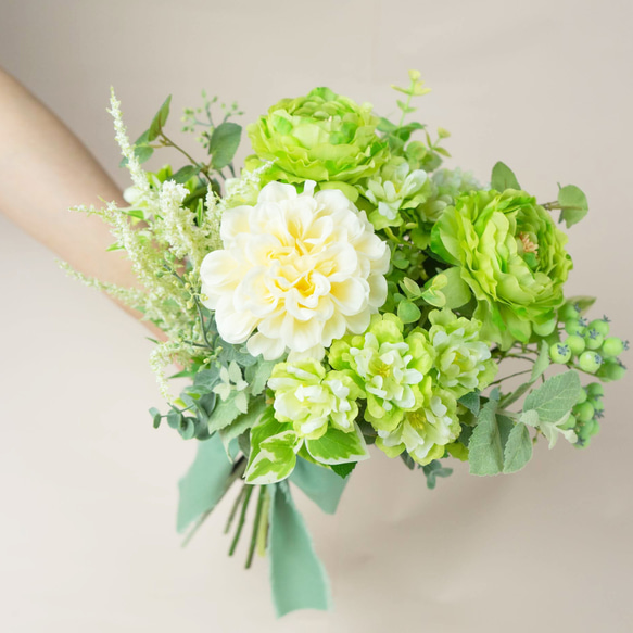 【ウェディングブーケ】ナチュラルグリーン、白いダリアが印象的なクラッチブーケ　造花　前撮り　お色直し　カラードレス  I1536312748(11700円)