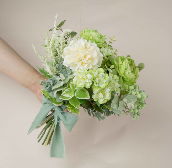 【ウェディングブーケ】ナチュラルグリーン、白いダリアが印象的なクラッチブーケ　造花　前撮り　お色直し　カラードレス  I1536312748(11700円)
