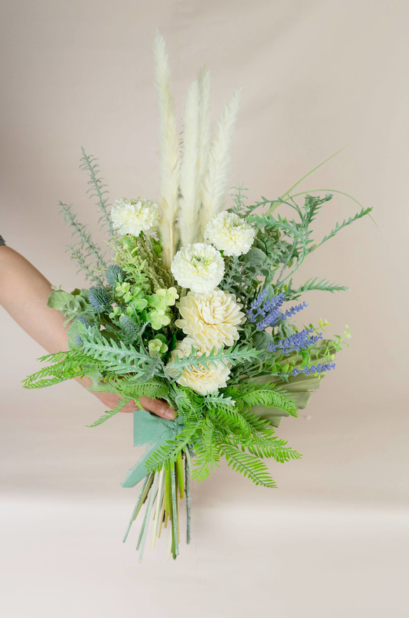 【ウェディングブーケ】白とグリーンをメインとしたクラッチブーケ　造花　前撮り　お色直し　カラードレス 1枚目の画像