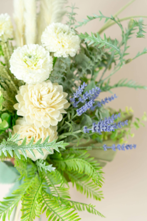 【ウェディングブーケ】白とグリーンをメインとしたクラッチブーケ　造花　前撮り　お色直し　カラードレス 2枚目の画像