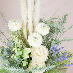 【ウェディングブーケ】白とグリーンをメインとしたクラッチブーケ　造花　前撮り　お色直し　カラードレス 4枚目の画像