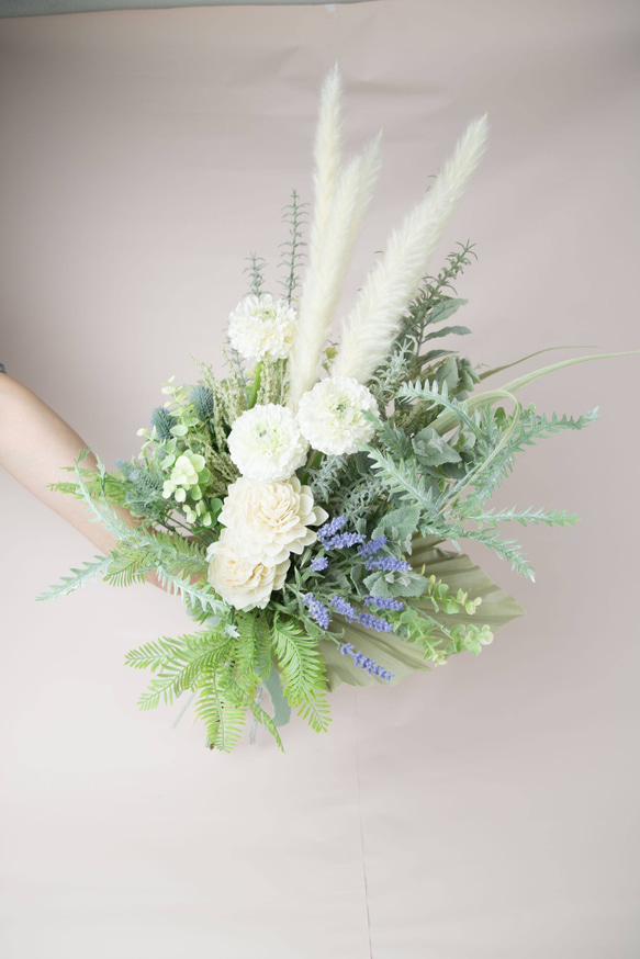 【ウェディングブーケ】白とグリーンをメインとしたクラッチブーケ　造花　前撮り　お色直し　カラードレス 5枚目の画像