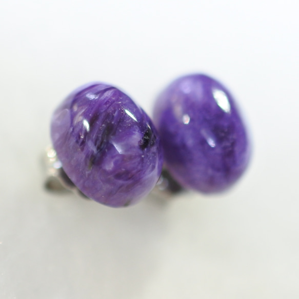 （獨一無二的商品）Charoite 耳釘（8 x 6 毫米，鈦金屬耳釘） 第3張的照片