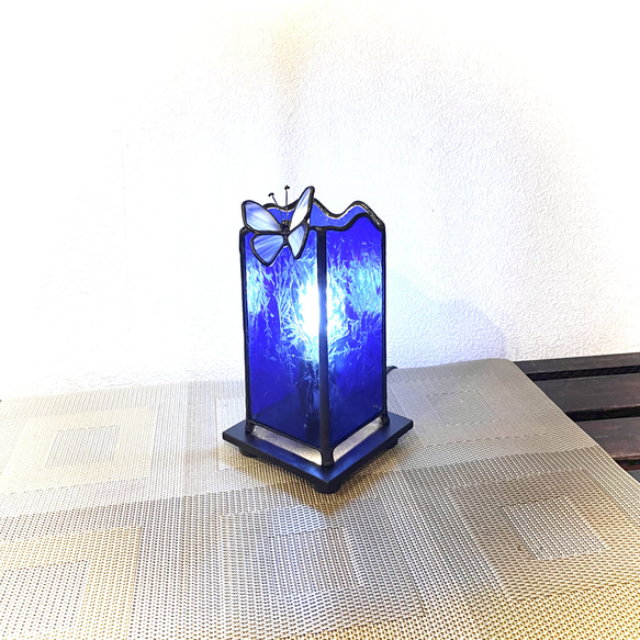 蝶のいるランプ　ステンドグラス　ブルー系　4面 2枚目の画像