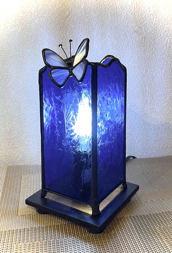 蝶のいるランプ　ステンドグラス　ブルー系　4面 6枚目の画像