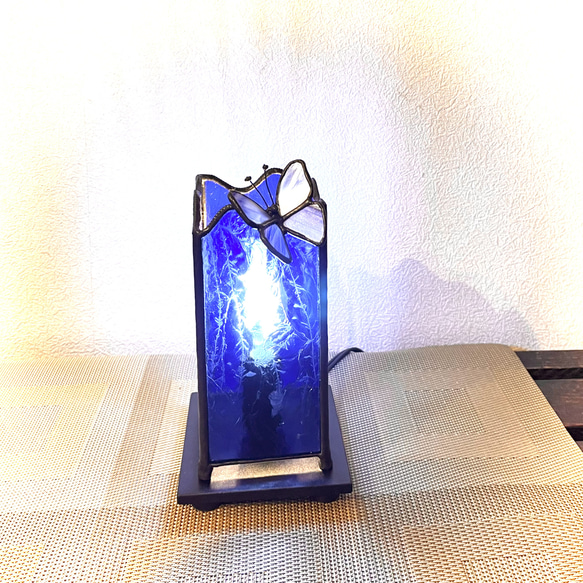 蝶のいるランプ　ステンドグラス　ブルー系　4面 3枚目の画像