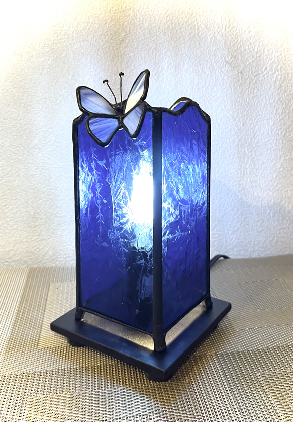 蝶のいるランプ　ステンドグラス　ブルー系　4面 1枚目の画像