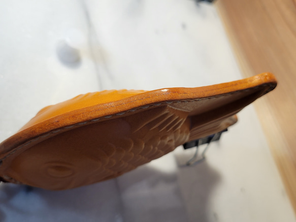 国産ロロマレザー おめでたい焼き琥珀(ºωº鯛)З   小豆色ファスナー 4枚目の画像