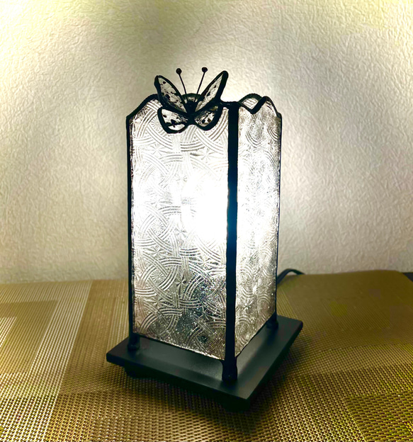 蝶のいるランプ(2) クリアー系　ステンドグラス 9枚目の画像