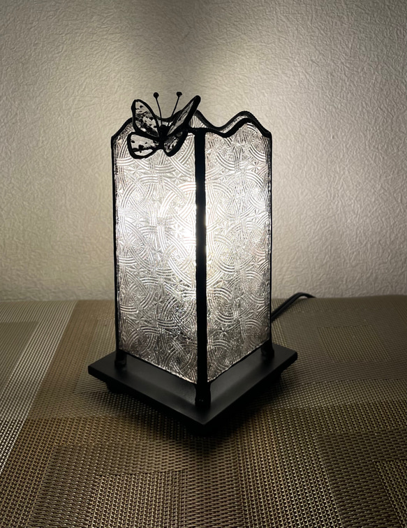 蝶のいるランプ(2) クリアー系　ステンドグラス 2枚目の画像