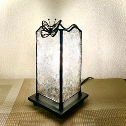 蝶のいるランプ(2) クリアー系　ステンドグラス 1枚目の画像
