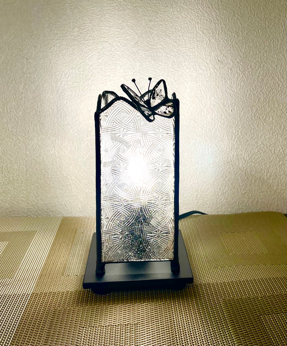 蝶のいるランプ(2) クリアー系　ステンドグラス 10枚目の画像