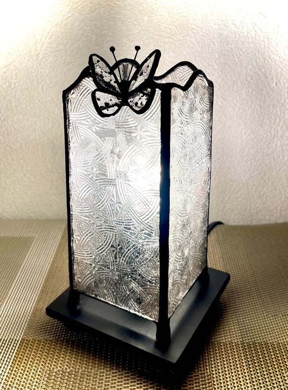 蝶のいるランプ(2) クリアー系　ステンドグラス 3枚目の画像