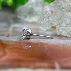 ハイアライトオパール・ピアス　5mm（片耳） 4枚目の画像