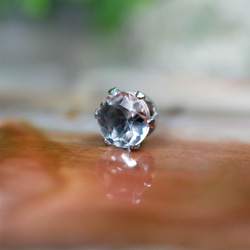 ハイアライトオパール・ピアス　5mm（片耳） 2枚目の画像