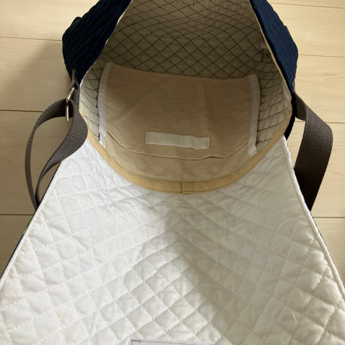 手作り☆保冷保温☆通園ショルダーバッグ☆Mサイズ☆モノトーン車&キルティング 手作り☆保冷保温☆通園ショルダーバッグ☆Mサイズ☆モノトーン車