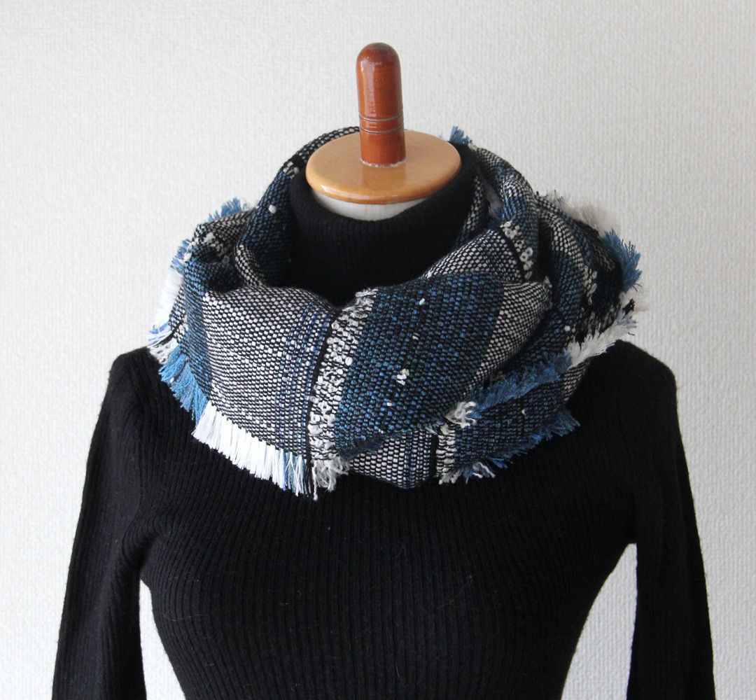 《小粋なグレイッシュトーン》フリンジ付きウール手織りスヌード　ブルーグレー/男性にも