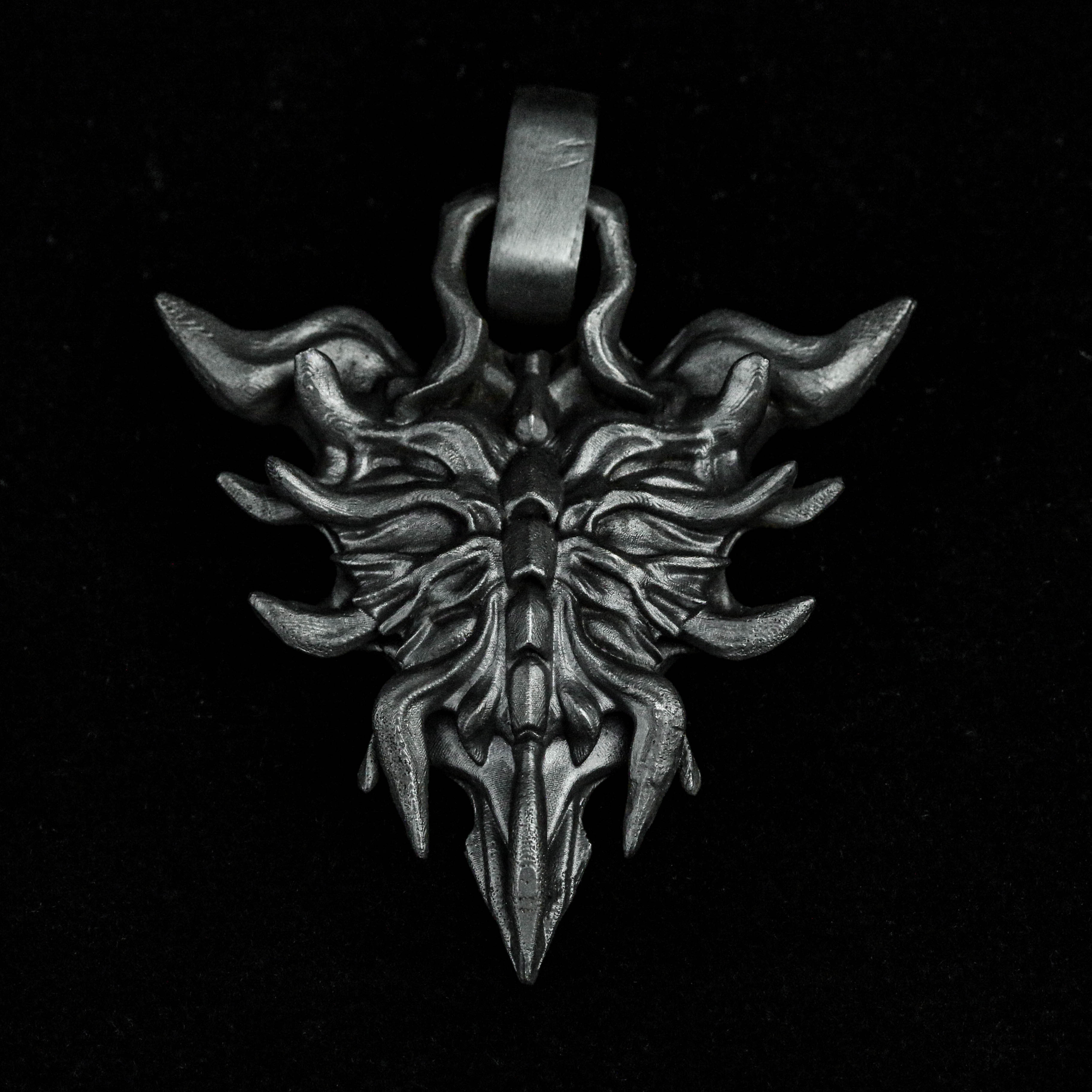 背骨の盾のペンダント、シルバースカルトーテムペンダント、職人の手彫りシルバータグ