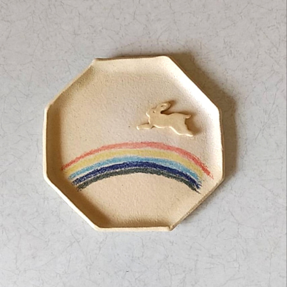 陶の八角皿【虹を飛び跳ねるウサギ】 10枚目の画像