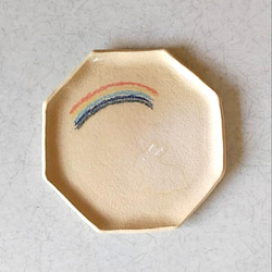 陶の八角皿【虹の下のお座りウサギ】 2枚目の画像