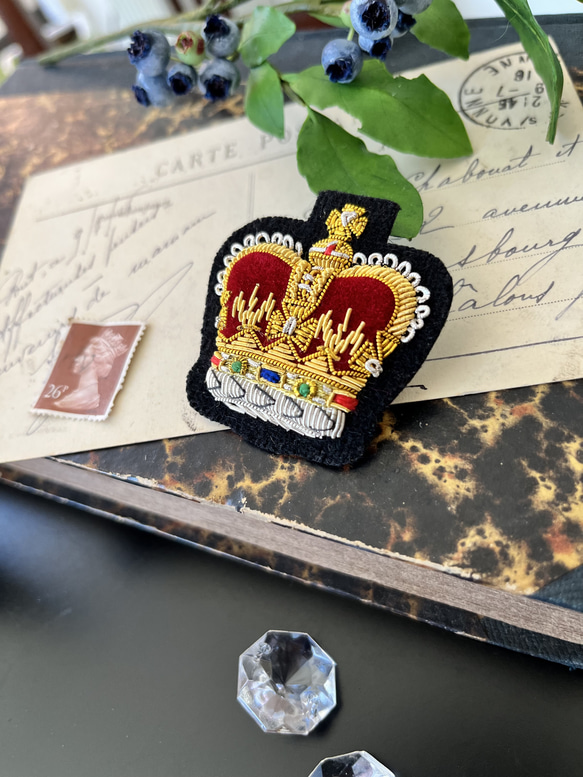 英国で出会った♪ アンティーク ぷっくり立体刺繍 英国王 王冠のエンブレム /ワッペン 金糸刺繍 2枚目の画像