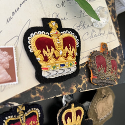 英国で出会った♪ アンティーク ぷっくり立体刺繍 英国王 王冠のエンブレム /ワッペン 金糸刺繍 7枚目の画像