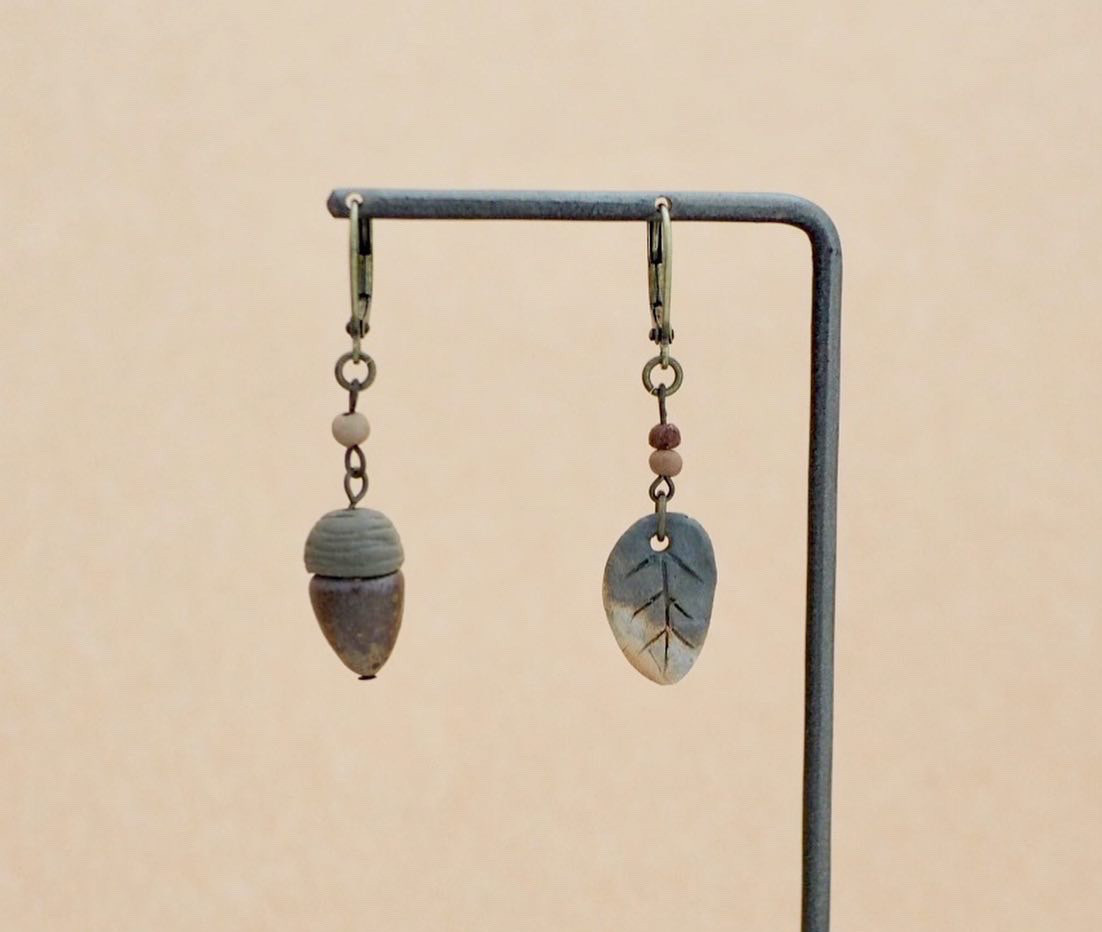 どんぐりと葉っぱの備前焼ピアス（イヤリング変更可）