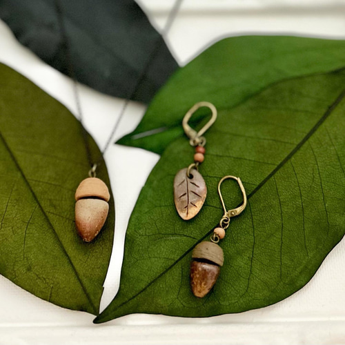 どんぐりと葉っぱの備前焼ピアス（イヤリング変更可） ピアス（フック 