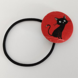 黒猫（大）赤2 くるみボタン ヘアゴム 2枚目の画像