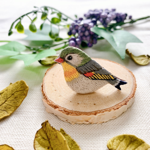 試作品セール】ソウシチョウ 刺繍 ブローチ （ 野鳥 鳥 小鳥
