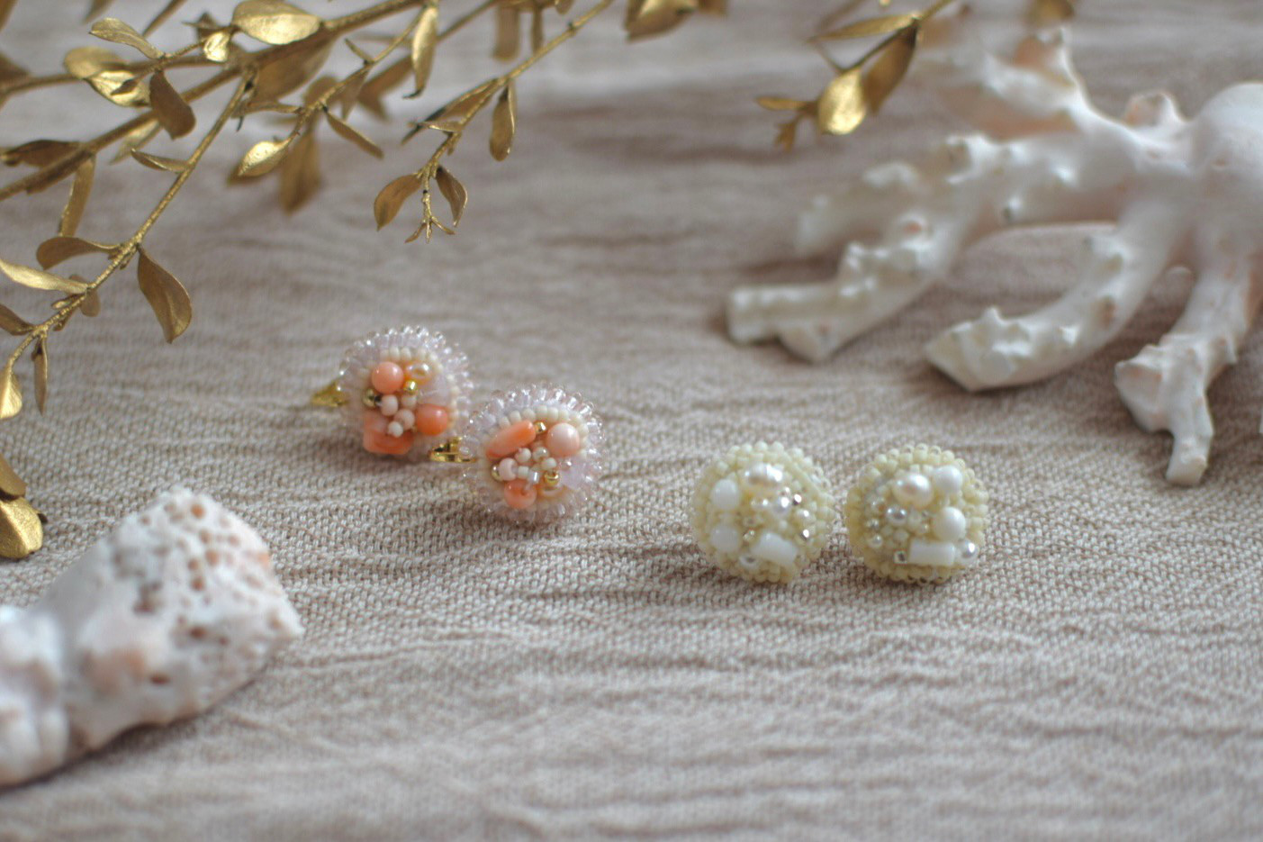 Circle　【宝石珊瑚のまるい手刺繍耳飾り】