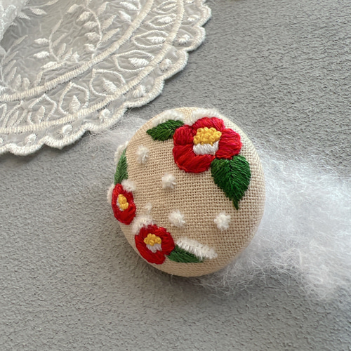 雪積もる椿 刺繍ブローチ くるみボタン 和風 冬 花 ブローチ mu-Rattan 