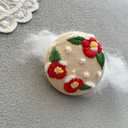 雪積もる椿 刺繍ブローチ くるみボタン 和風 冬 花 ブローチ mu